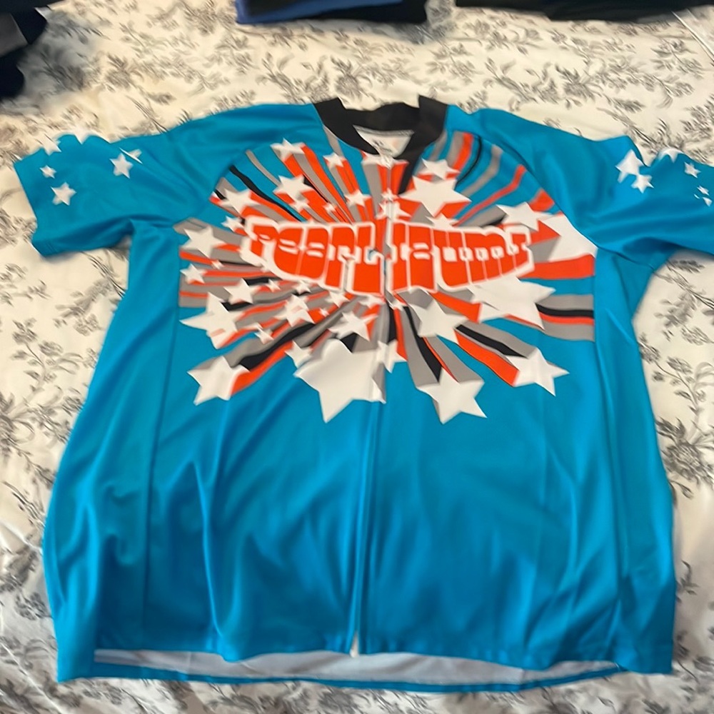 Beautiful Pearl Izumi bike shirt in perfect condition. Worn only once.